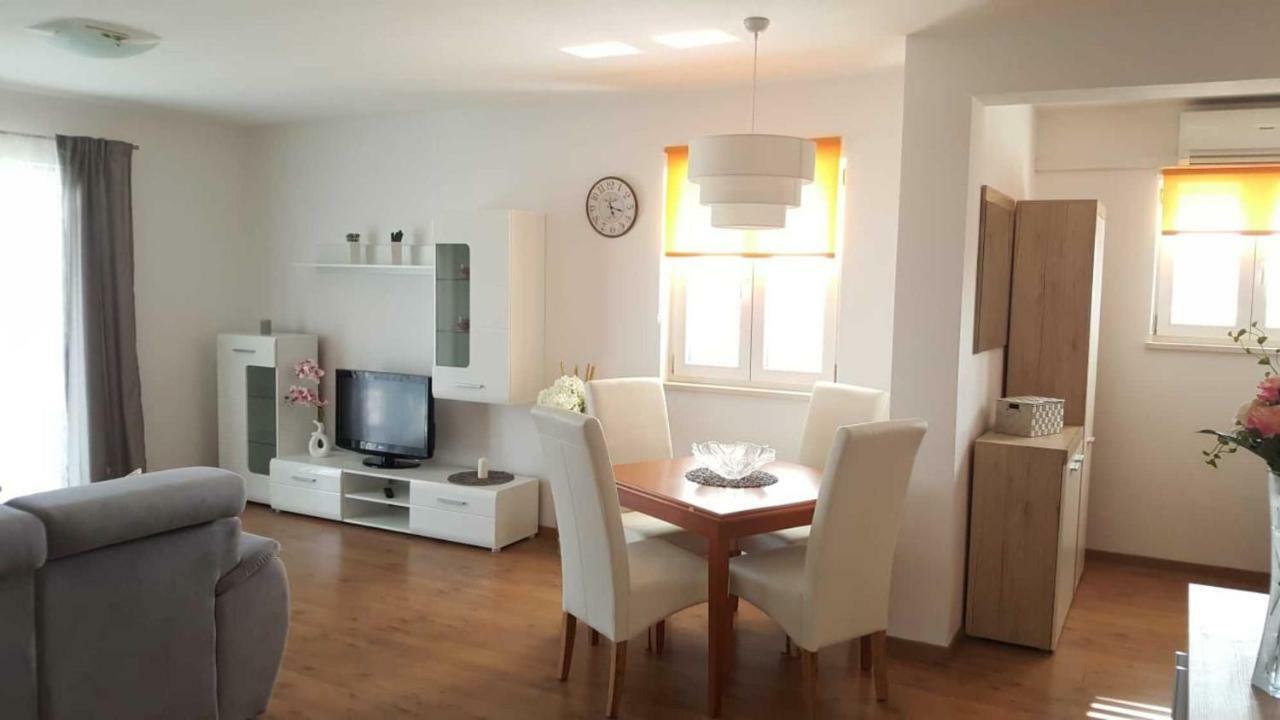 Cozy Apartment With Sea View Kastela Exterior photo